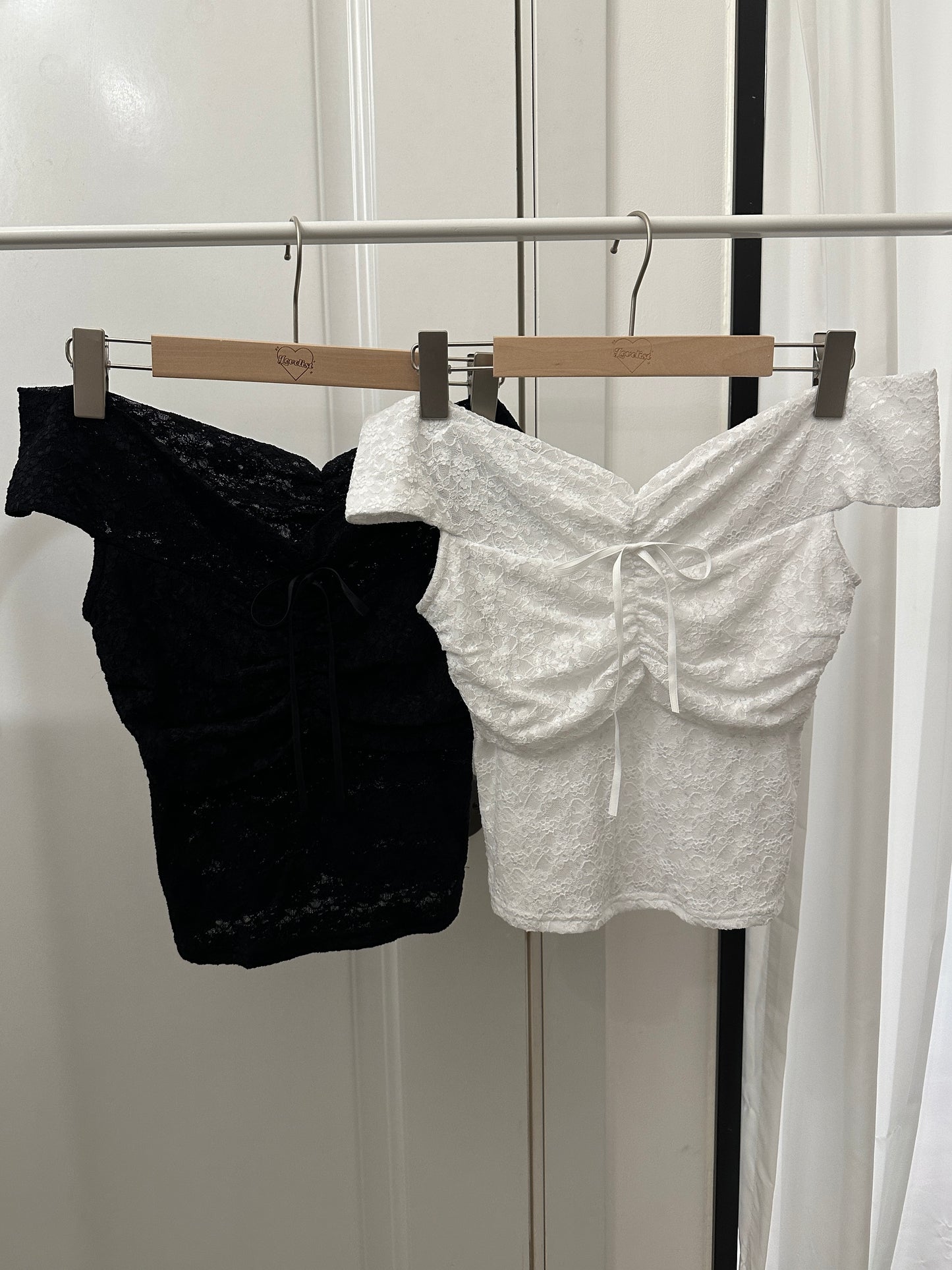【遮手臂+疊穿必入】Unrose蕾絲蝴蝶結玫瑰Off-Shoulder Top