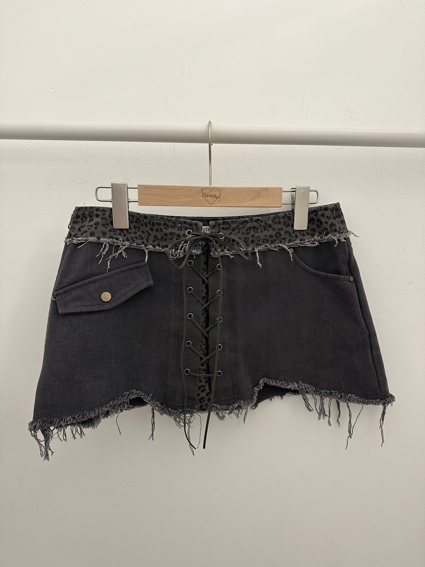 【豹紋穿搭入門級】Wild Cat破爛感豹紋交叉綁帶Mini Skirt