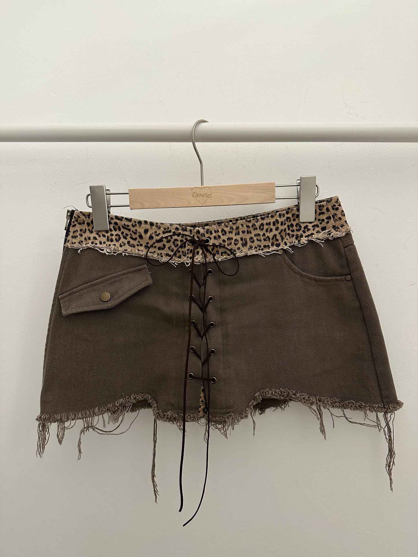 【豹紋穿搭入門級】Wild Cat破爛感豹紋交叉綁帶Mini Skirt