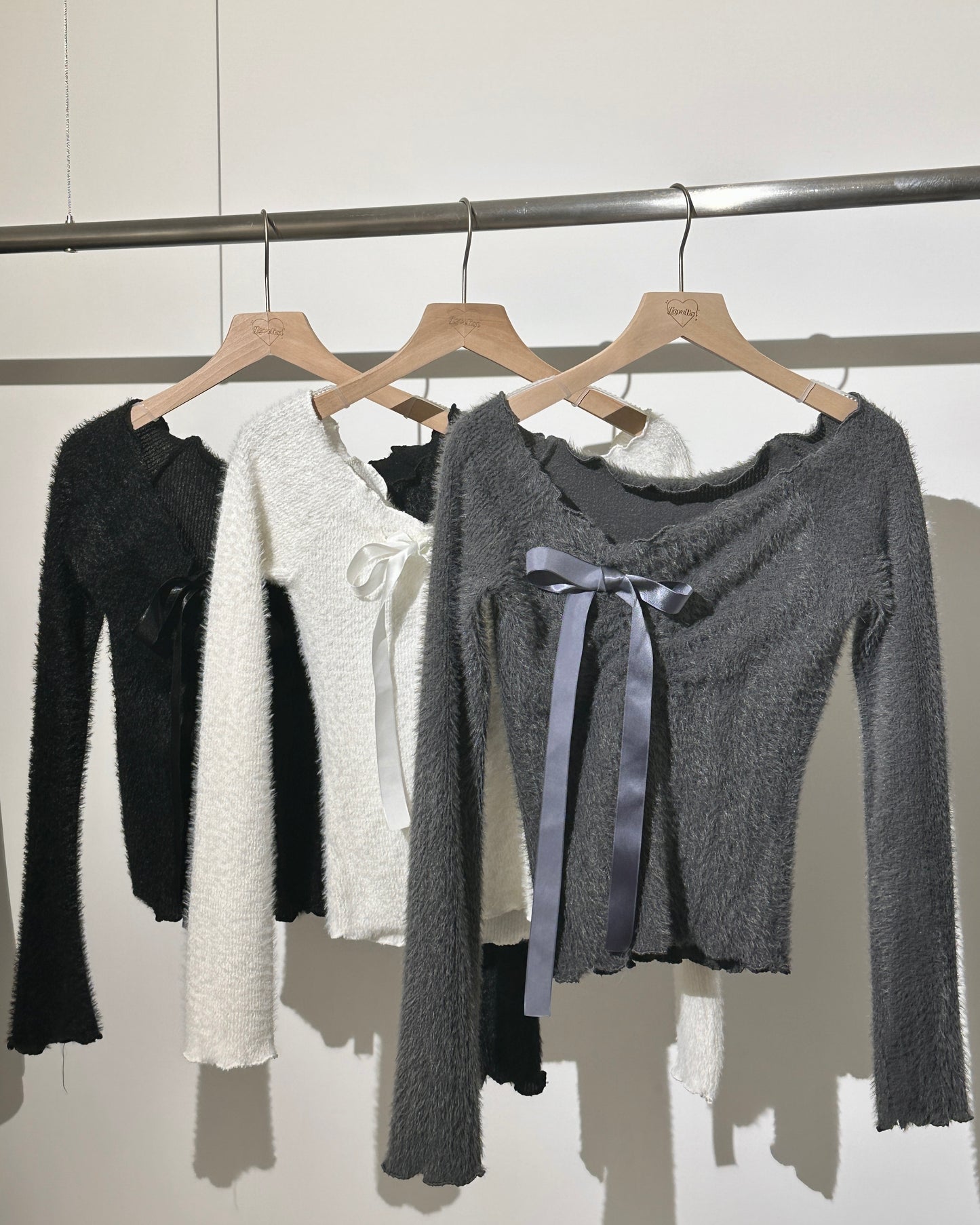 【情人節約會必選💗女友感滿分】Melting Heart 芭蕾舞風絲帶蝴蝶結滑滑絨毛一字肩Top