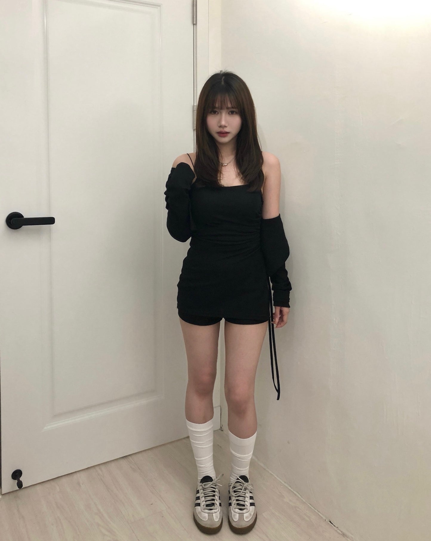 【韓式小性感｜ 顯超長腿比例＋開衩修腰束繩】Svelte Girl吊帶不規則開衩連胸墊上衣+短版排鈕小外套+安全短褲 3件套裝