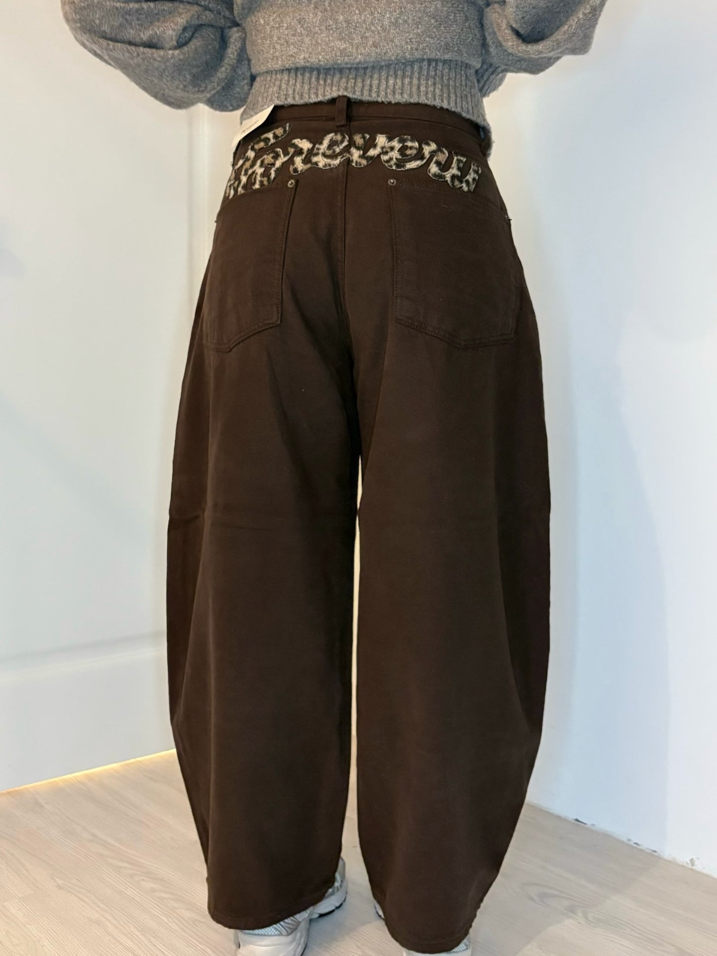 【日常百搭闊褲Pick♪】Forerver豹紋刺繡闊身彎刀褲