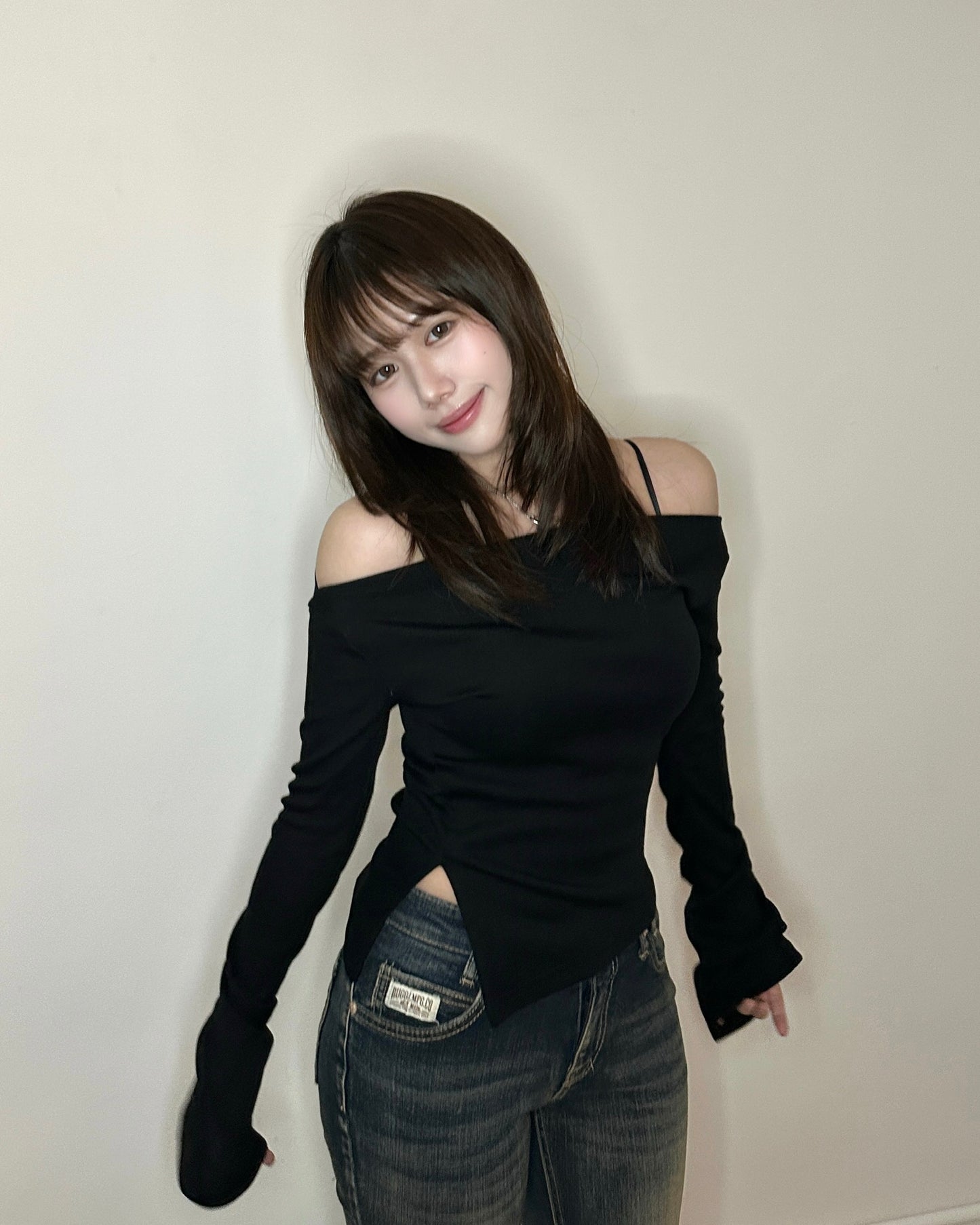【早春約會必備 ♡ 韓系溫柔百搭款】Dusty Mood 柔軟修腰側開叉一字肩喇叭袖Top