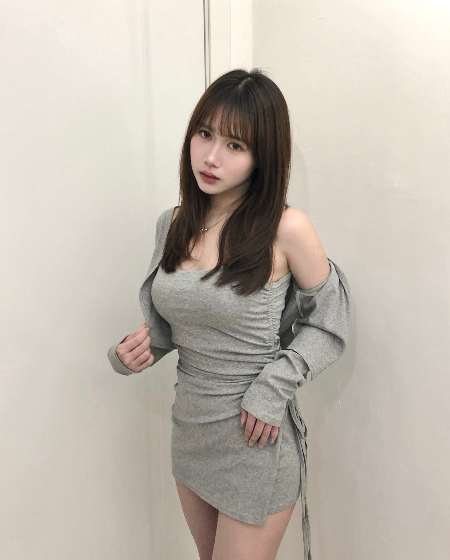 【韓式小性感｜ 顯超長腿比例＋開衩修腰束繩】Svelte Girl吊帶不規則開衩連胸墊上衣+短版排鈕小外套+安全短褲 3件套裝