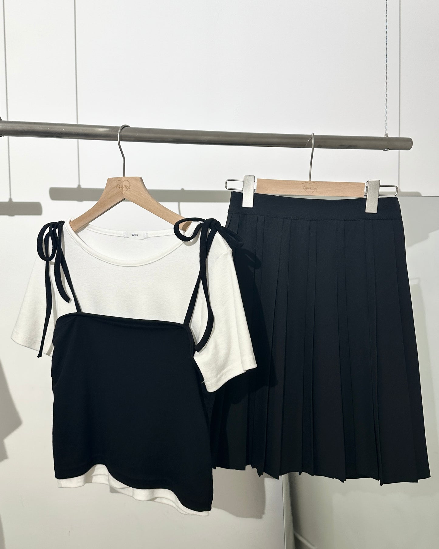 【Lovelist OOTD ♡ 指定配搭Set Price -$50】Monotone 2件套T-Shirt x Endless Endless中長免燙垂墜百褶西裝裙 $428（原價$478）