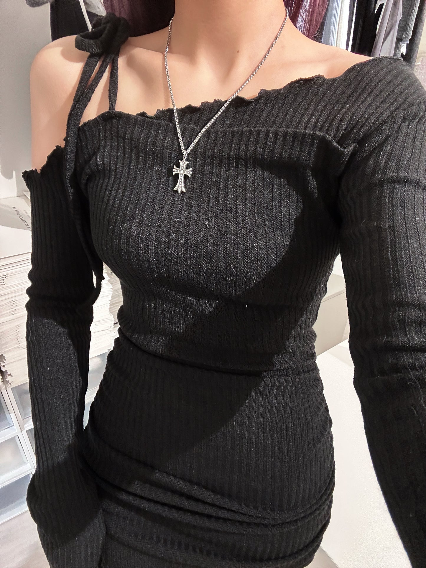 【Dating穿搭首選🖤】Noir de noir小性感單肩跌膊綁帶蝴蝶結針織OPS