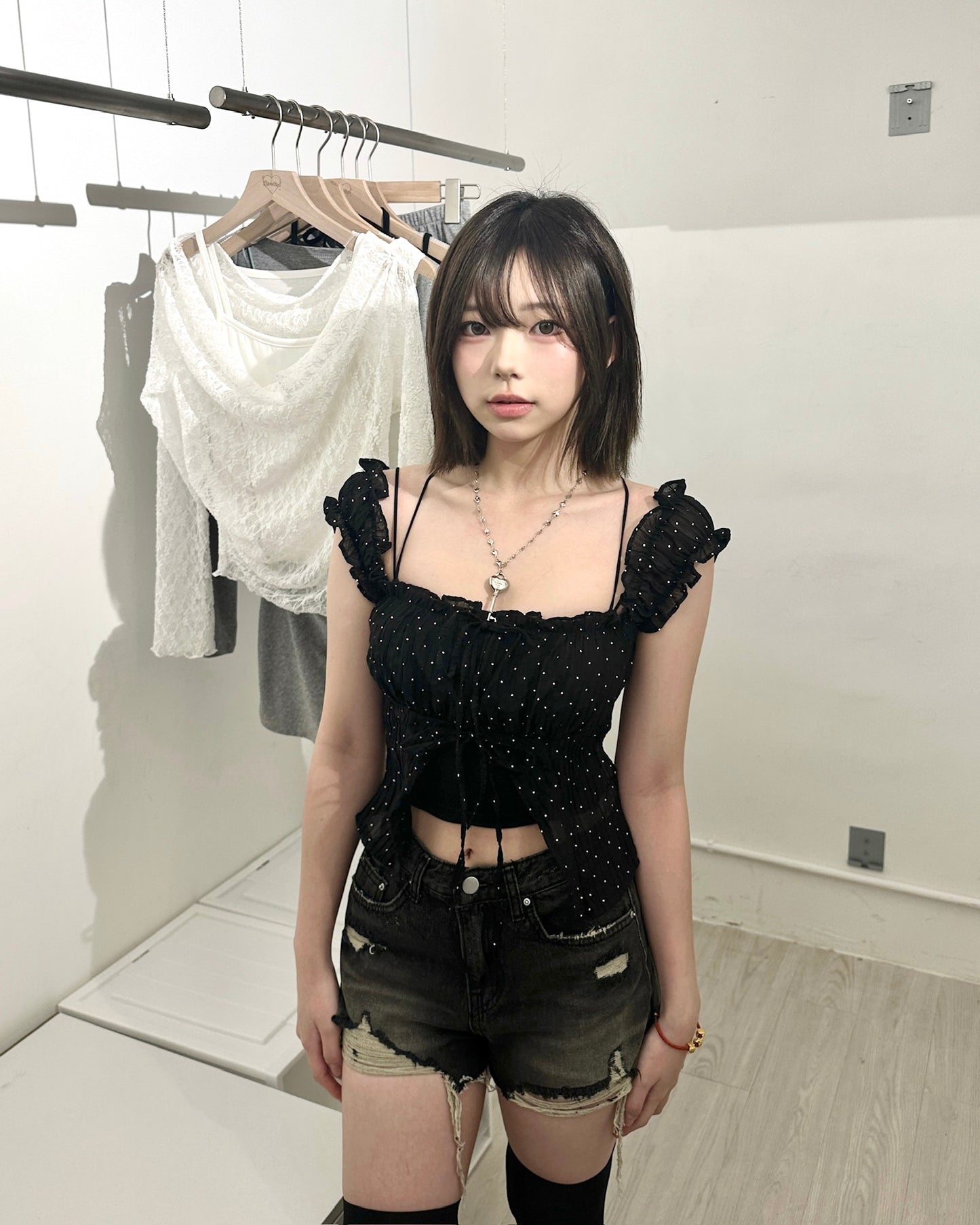 【溫柔女友感滿分｜ 韓系氣質約會必備 】Pristine 2 ways 雙蝴蝶結波點透紗捲邊Off-Shoulder Tank Top