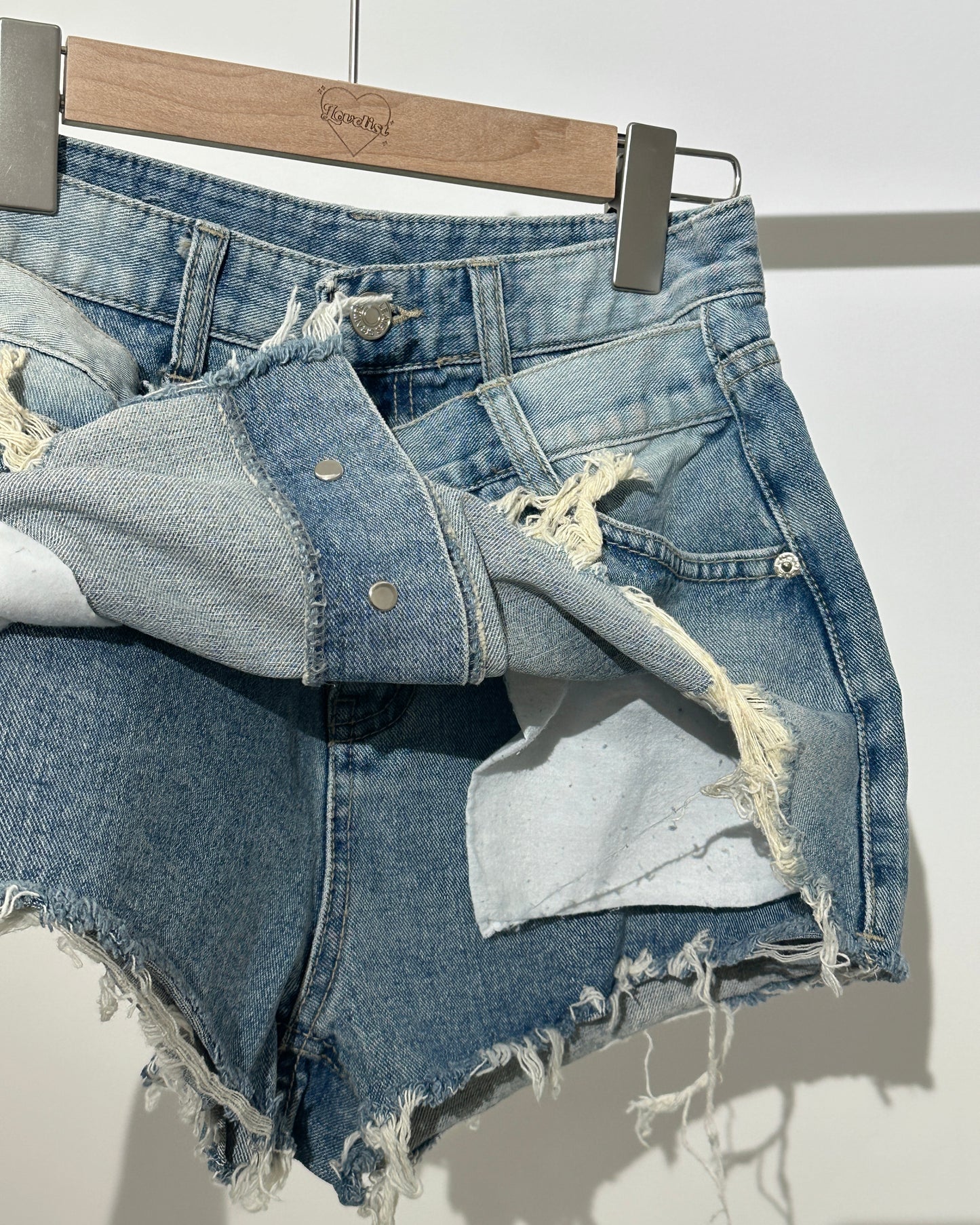 【再見大髀肉 遮胯拉長比例Pick｜ 365 Days百搭單品】Airy Denim 不規則假兩層排鈕淺藍裙褲