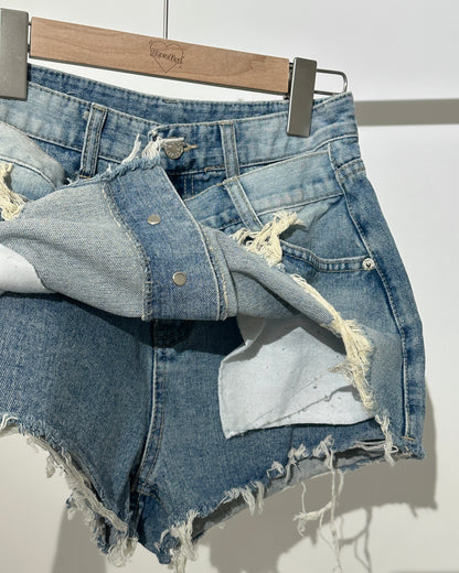 【再見大髀肉 遮胯拉長比例Pick｜ 365 Days百搭單品】Airy Denim 不規則假兩層排鈕淺藍裙褲