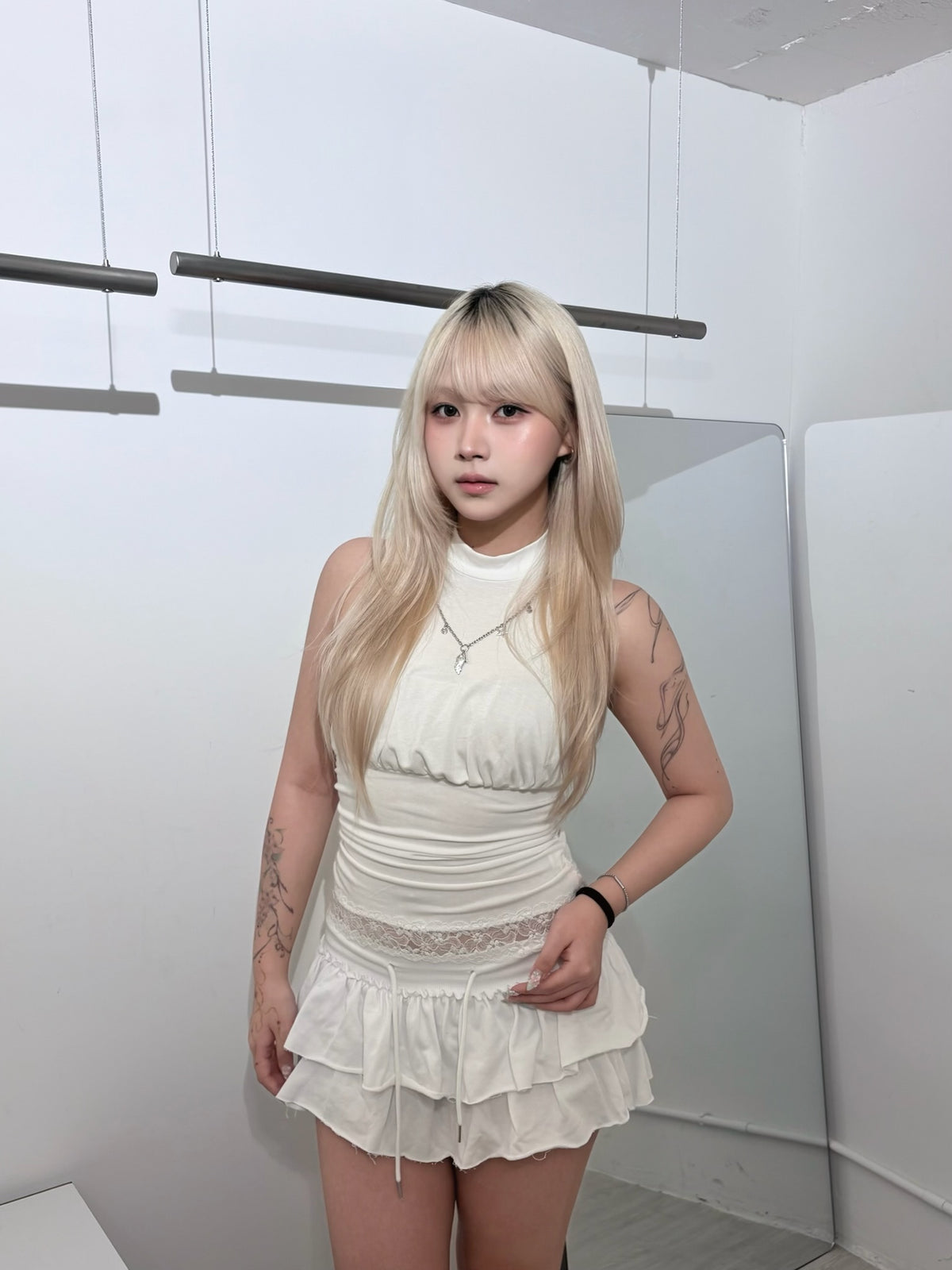 【Onni氣質路線｜ 小性感半露背】Angelicia 高領削肩露背蕾絲背心