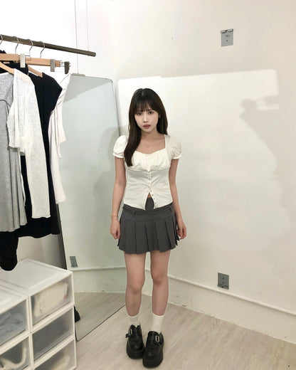 【韓式優雅氣質｜ 日常/上班/約會多場合百搭】Librarian Core方領抺胸排鈕泡泡袖Top