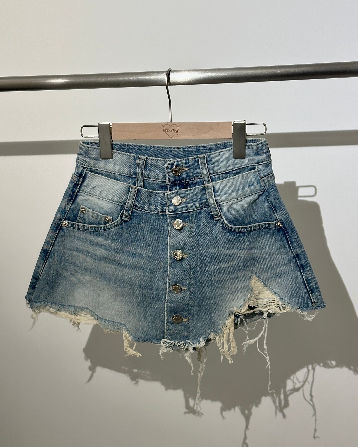 【再見大髀肉 遮胯拉長比例Pick｜ 365 Days百搭單品】Airy Denim 不規則假兩層排鈕淺藍裙褲