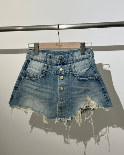 【再見大髀肉 遮胯拉長比例Pick｜ 365 Days百搭單品】Airy Denim 不規則假兩層排鈕淺藍裙褲