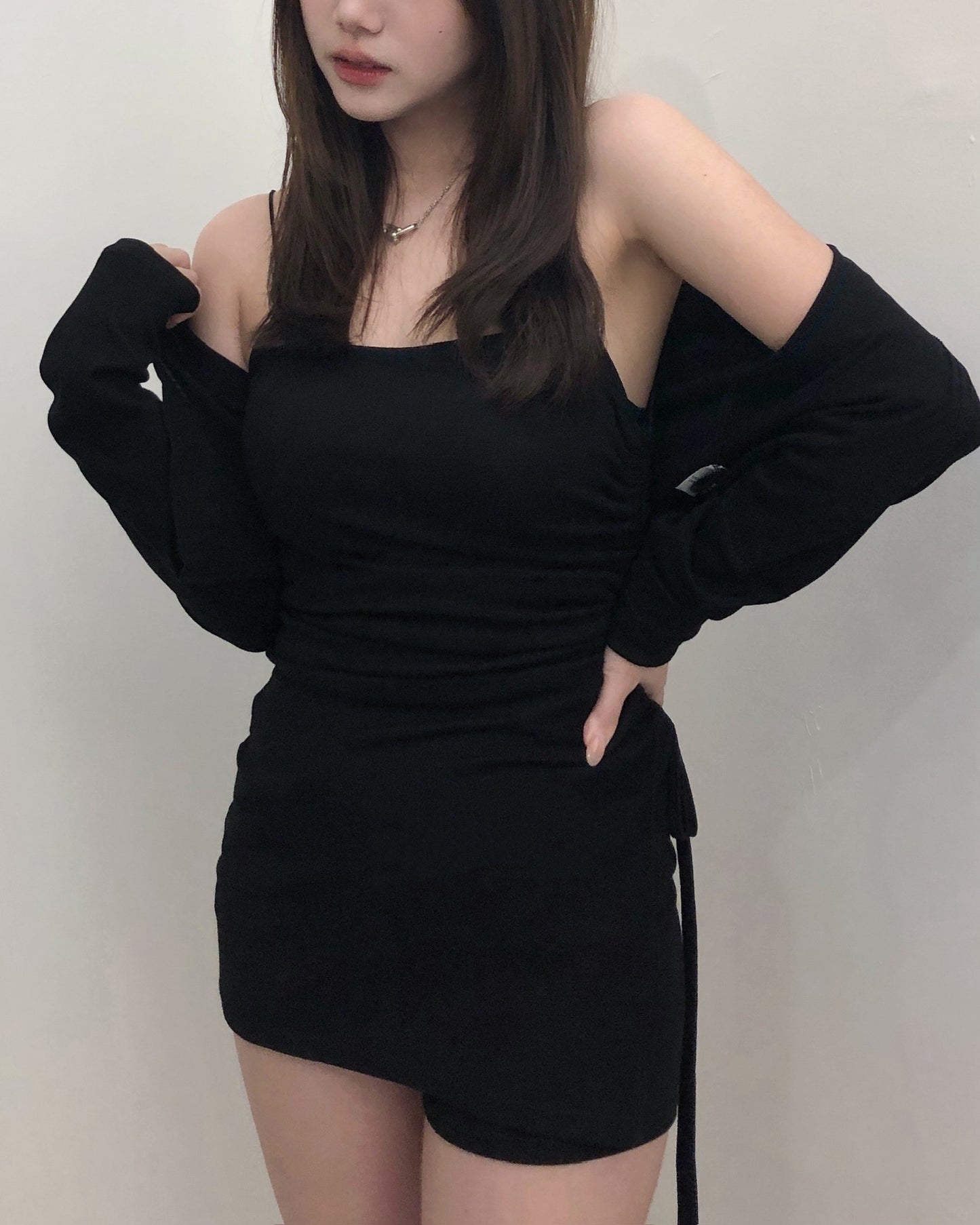 【韓式小性感｜ 顯超長腿比例＋開衩修腰束繩】Svelte Girl吊帶不規則開衩連胸墊上衣+短版排鈕小外套+安全短褲 3件套裝
