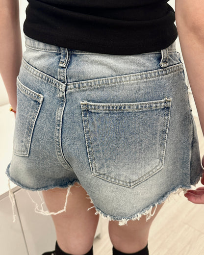 【再見大髀肉 遮胯拉長比例Pick｜ 365 Days百搭單品】Airy Denim 不規則假兩層排鈕淺藍裙褲