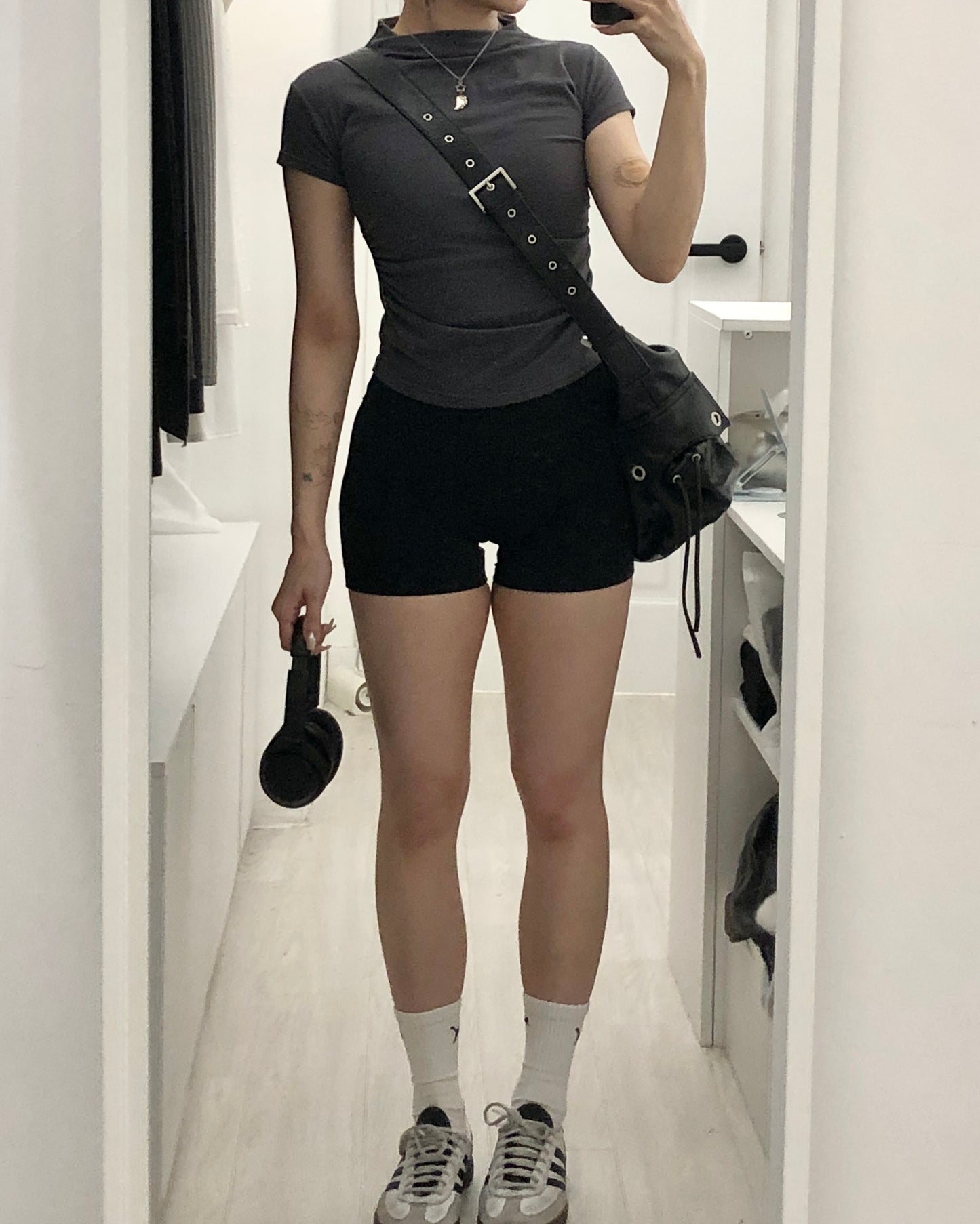 【上班/Gym/休閑多場合適用｜ 顯身材+極修腰腹】Indifferent Low Stand Collar 微企領皺褶短袖