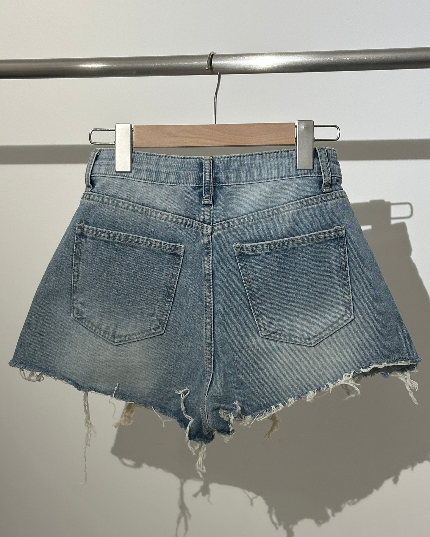 【再見大髀肉 遮胯拉長比例Pick｜ 365 Days百搭單品】Airy Denim 不規則假兩層排鈕淺藍裙褲