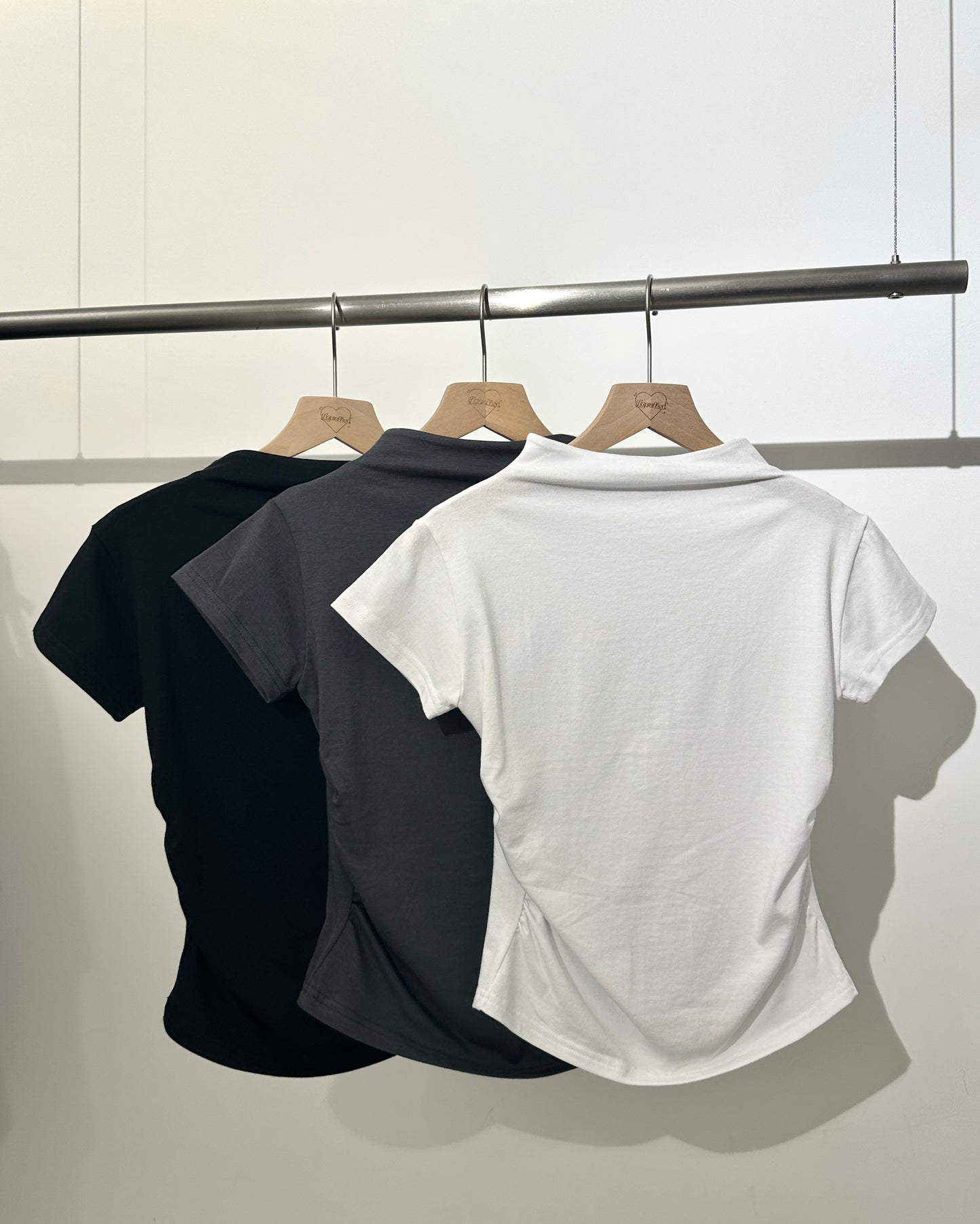 【上班/Gym/休閑多場合適用｜ 顯身材+極修腰腹】Indifferent Low Stand Collar 微企領皺褶短袖