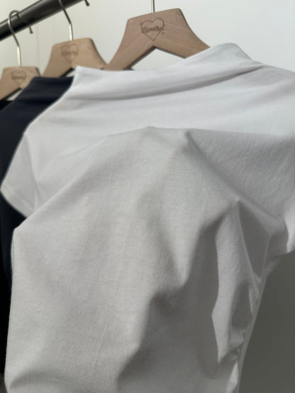 【上班/Gym/休閑多場合適用｜ 顯身材+極修腰腹】Indifferent Low Stand Collar 微企領皺褶短袖