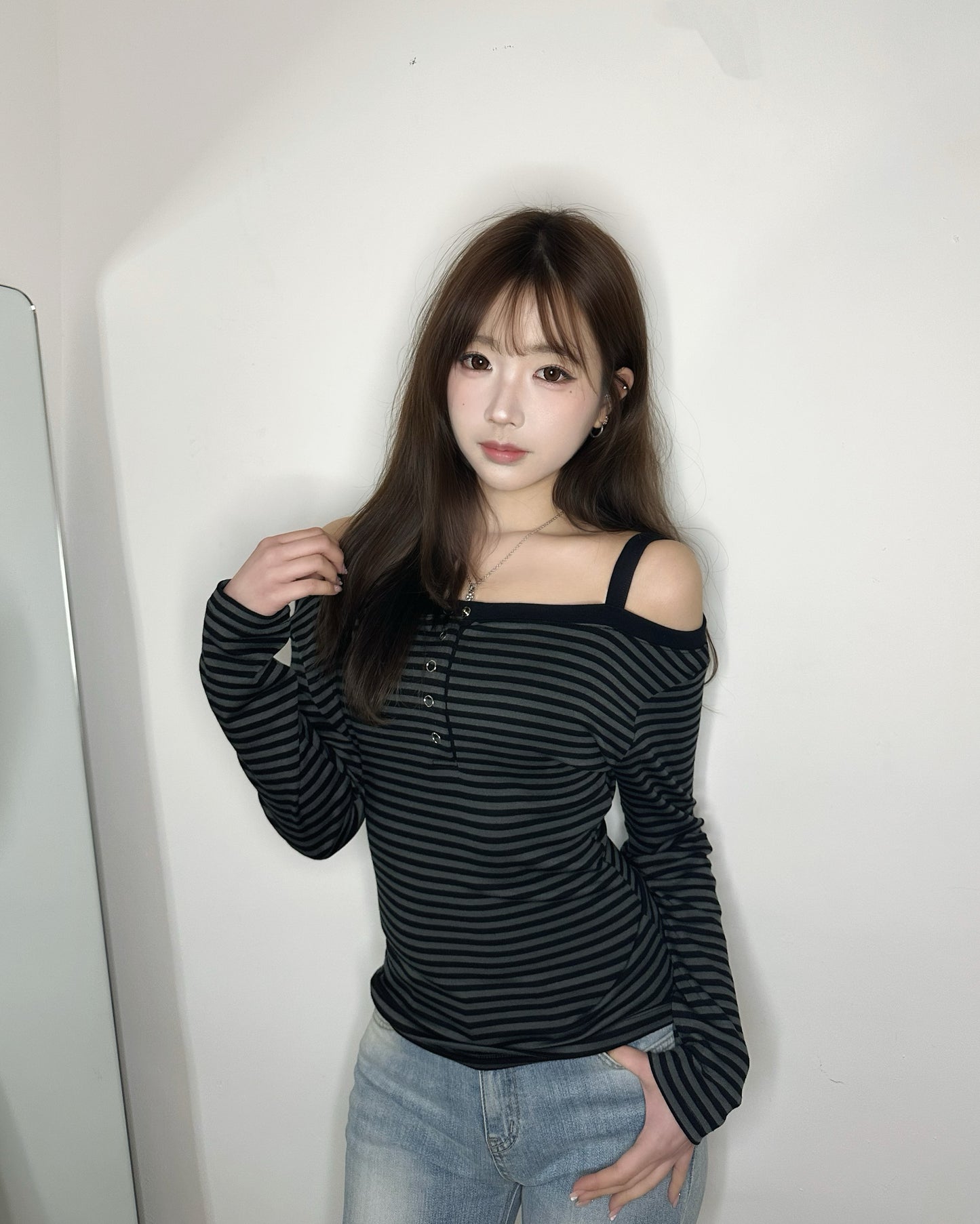 【韓系Monotone♪ 寬鬆百搭款】Mono間條軟身垂墜吊帶排鈕一字肩Top