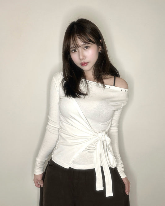 【近期最愛 ♡ 韓系芭蕾舞風】Love At First Sight 鈕釘單邊鏤空交疊綁結一字肩Top