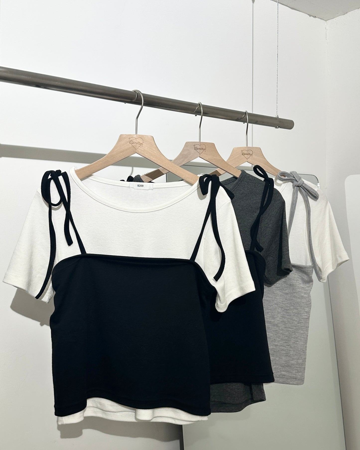 【韓系夏日疊穿CP值套裝｜ 日常Daily必入】Soft Monochrome 甜美雙肩綁帶蝴蝶結背心 x 寬鬆棉質 T-Shirt 2件套